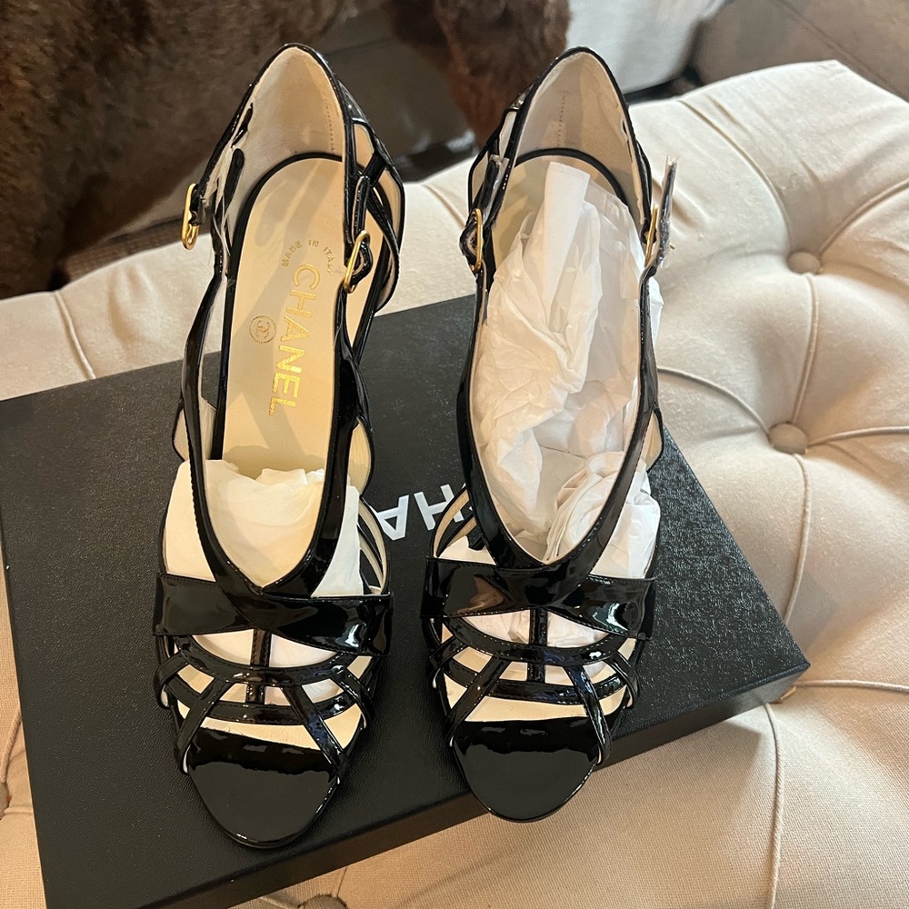 CHANEL BLACK PATENT LEATHER STRAPPY SANDALS HEELS PUMPS size 40 NWT